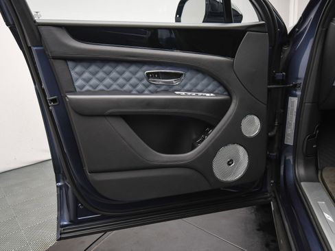 Used 2022 Bentley Bentayga image 44