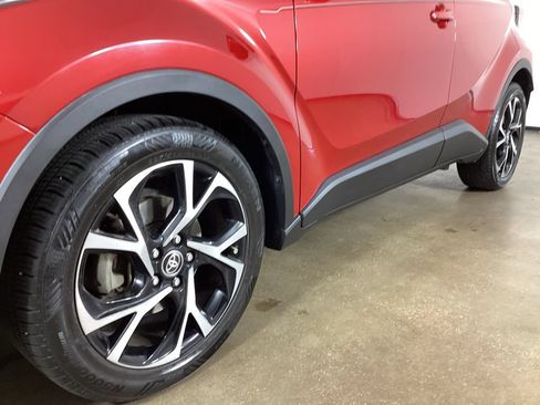 Used 2020 Toyota C-HR XLE FWD image 2