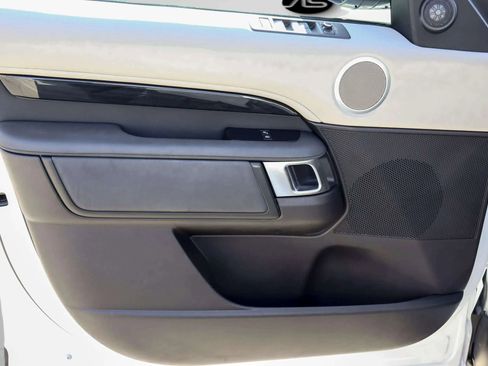 Used 2018 Land Rover Discovery SE image 14