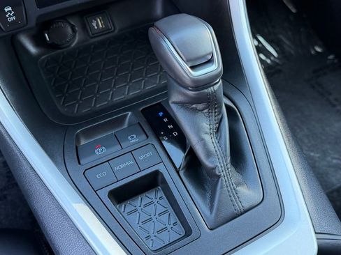 Used 2023 Toyota RAV4 XLE Premium image 28