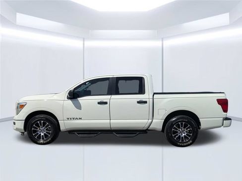 Used 2022 Nissan Titan SV RWD image 2