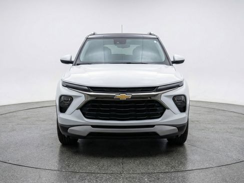 Used 2025 Chevrolet TrailBlazer LT image 2