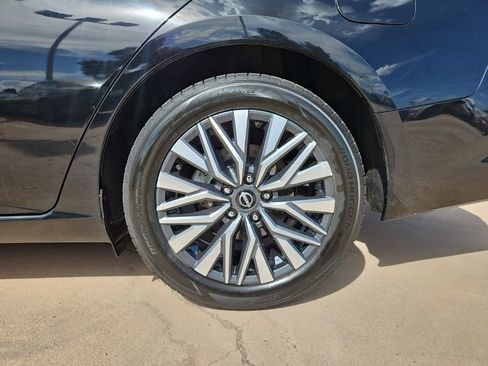 Used 2024 Nissan Altima 2.5 SV FWD image 8