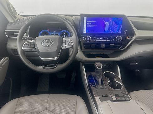 Certified 2025 Toyota Highlander Platinum AWD/4WD image 23