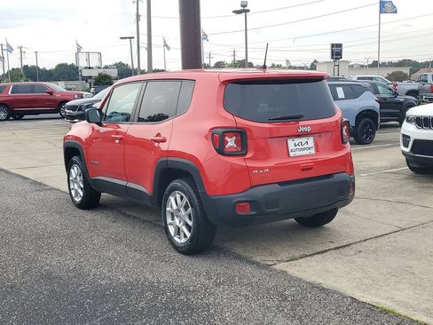 Used 2023 Jeep Renegade Latitude AWD/4WD image 3