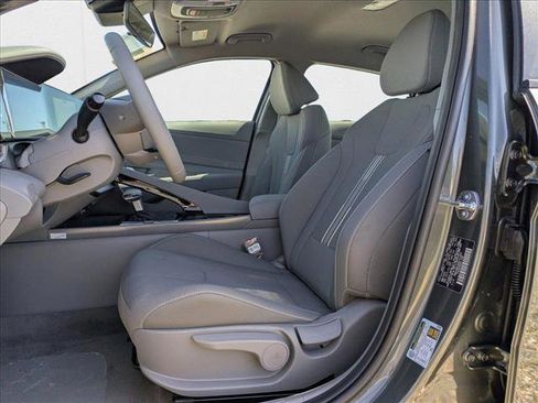New 2025 Hyundai Elantra SEL image 4