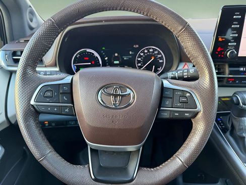 Used 2023 Toyota Sienna Platinum image 22