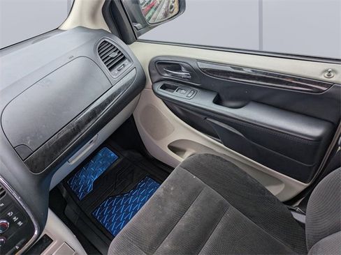 Used 2018 Dodge Grand Caravan SE w/ UConnect Hands-Free Group image 16