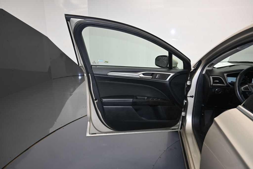 Used 2018 Ford Fusion SE w/ Fusion SE Technology Package FWD image 10