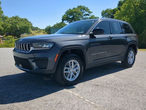 Used 2024 Jeep Grand Cherokee Laredo X AWD/4WD image 6