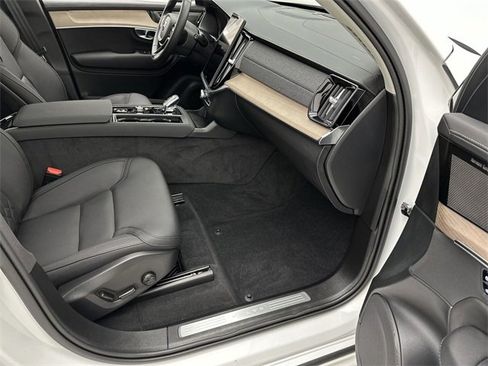 Used 2025 Volvo XC90 B6 Plus w/ Protection Package Premier image 26