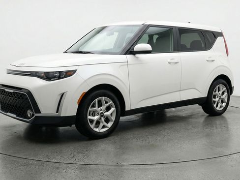 Used 2025 Kia Soul LX w/ LX Technology Package FWD image 3