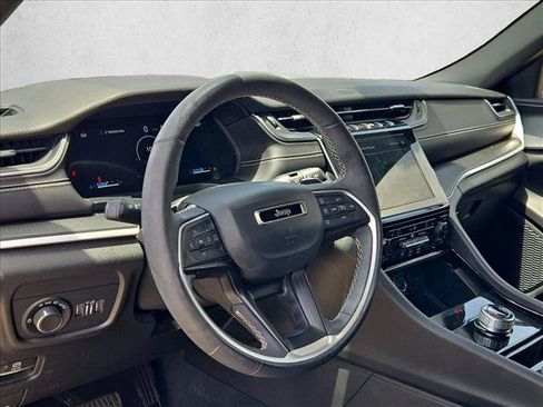 Used 2023 Jeep Grand Cherokee Altitude AWD/4WD image 9