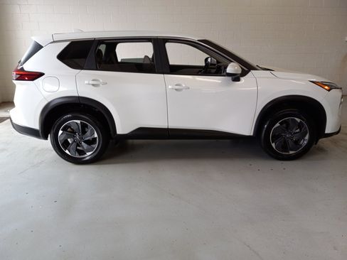 Used 2025 Nissan Rogue SV FWD image 2