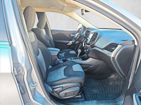 Used 2018 Jeep Cherokee Latitude w/ Cold Weather Group image 20