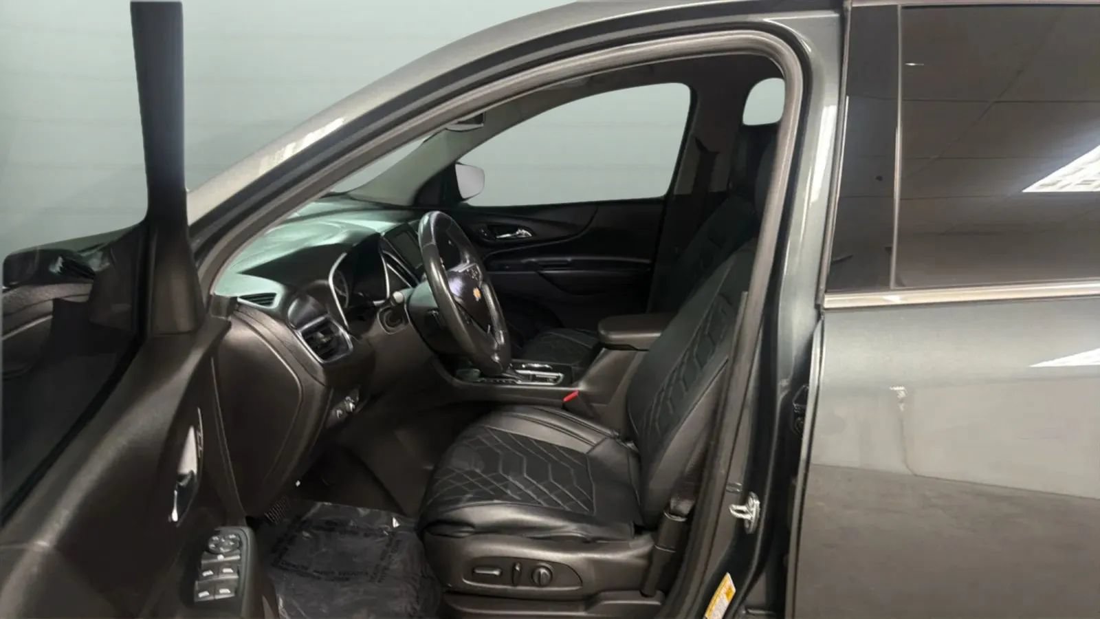 Used 2018 Chevrolet Equinox LT FWD image 19