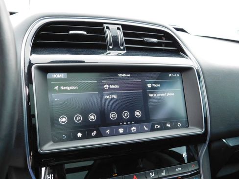 Used 2019 Jaguar F-PACE Premium image 17