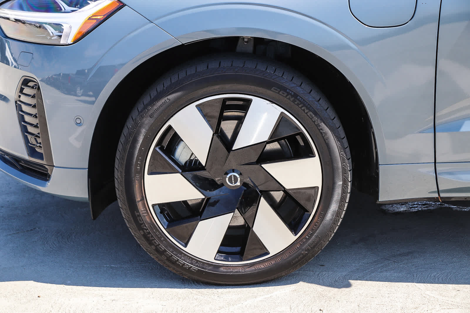 Used 2023 Volvo XC60 T8 Plus w/ Climate Package AWD/4WD image 13