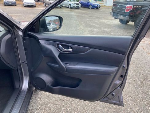 Used 2018 Nissan Rogue SV image 16