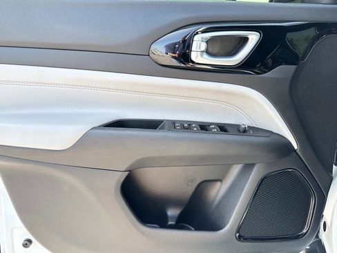 Used 2024 Jeep Compass Limited image 17