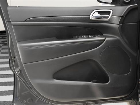 Used 2018 Jeep Grand Cherokee Laredo image 22