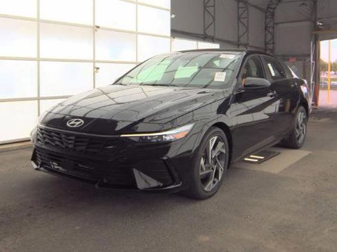 Used 2025 Hyundai Elantra SEL image 2