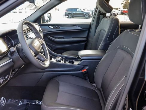 Used 2025 Jeep Grand Cherokee Laredo X image 19