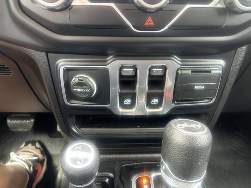 Used 2019 Jeep Wrangler Sport image 27