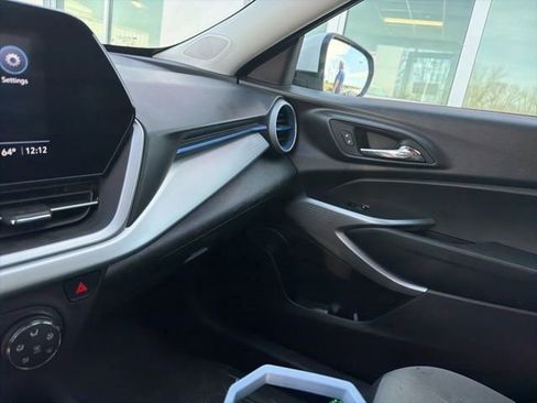 Used 2025 Chevrolet Trax LS w/ LS Convenience Package image 7