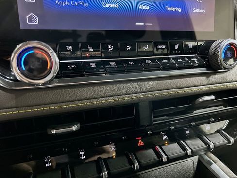 Used 2025 Chevrolet Colorado ZR2 w/ Technology Package image 16