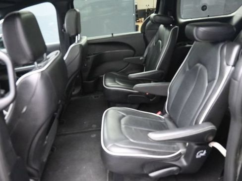 Used 2025 Chrysler Pacifica Limited FWD image 36