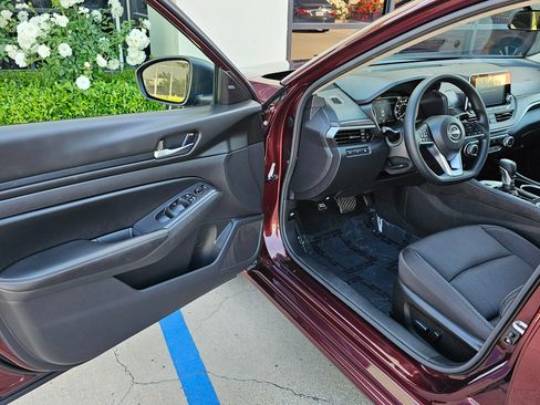 Used 2024 Nissan Altima 2.5 SV image 12