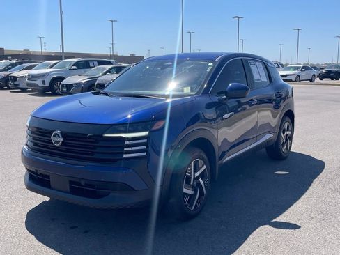 Used 2025 Nissan Kicks SV image 3