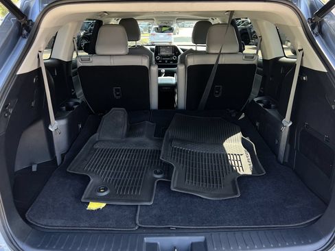 Used 2021 Toyota Highlander XLE FWD image 25