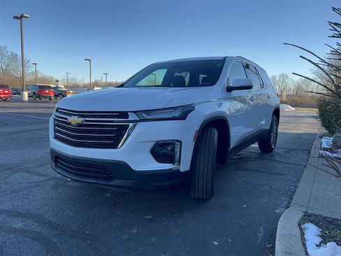 Used 2022 Chevrolet Traverse LT image 3