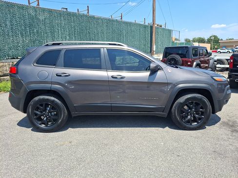 Used 2018 Jeep Cherokee Trailhawk w/ Comfort/Convenience Group AWD/4WD image 7