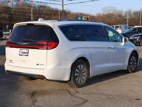 Used 2021 Chrysler Pacifica Touring-L image 3