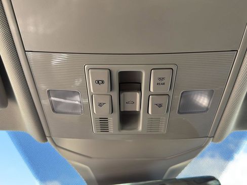 Used 2025 Volkswagen Jetta SE w/ Sunroof Package image 19