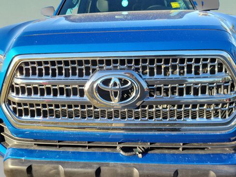 Used 2017 Toyota Tacoma TRD Off-Road w/ Premium & Technology Package image 13