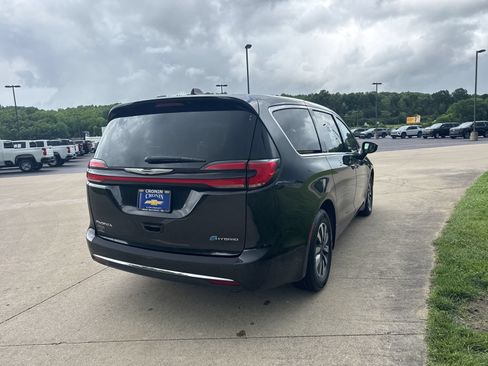 Used 2024 Chrysler Pacifica Limited FWD image 4