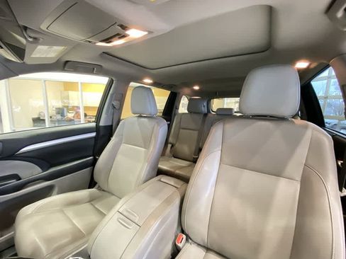 Used 2018 Toyota Highlander XLE image 14