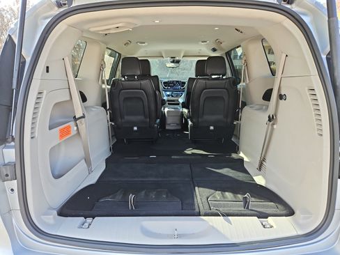 Used 2024 Chrysler Pacifica Touring-L image 19