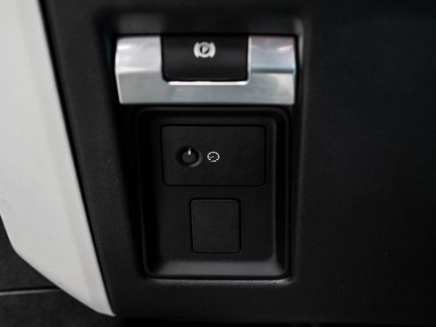 Used 2025 Land Rover Defender 110 S image 41