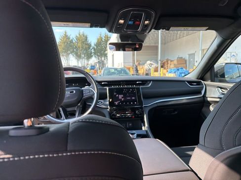 Used 2025 Jeep Grand Cherokee Laredo image 23