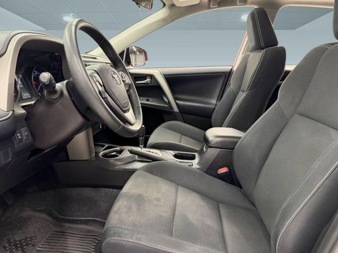 Used 2017 Toyota RAV4 XLE AWD/4WD image 4