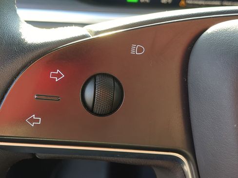 Used 2024 Tesla Model X image 19