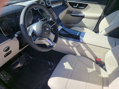 Used 2025 Mercedes-Benz GLC 300 4MATIC image 14