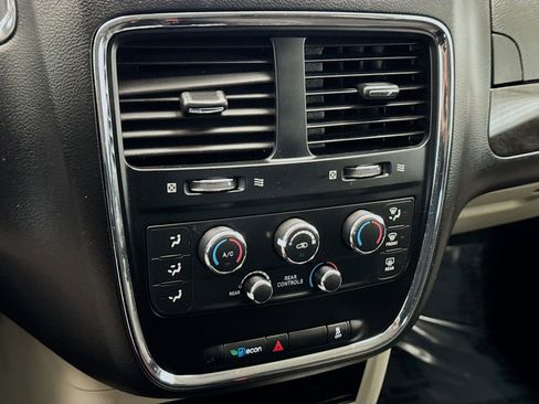 Used 2020 Dodge Grand Caravan SE image 12