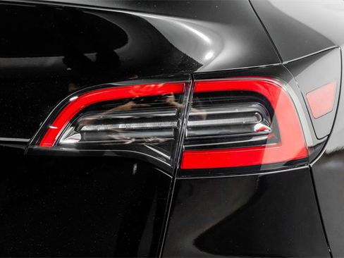 Used 2022 Tesla Model Y Long Range image 27