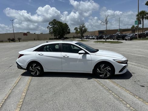 New 2025 Hyundai Elantra Limited FWD image 9
